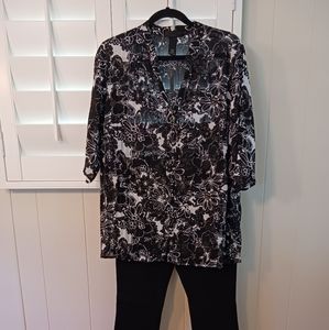 Sz 14/16 Black and white floral popover top